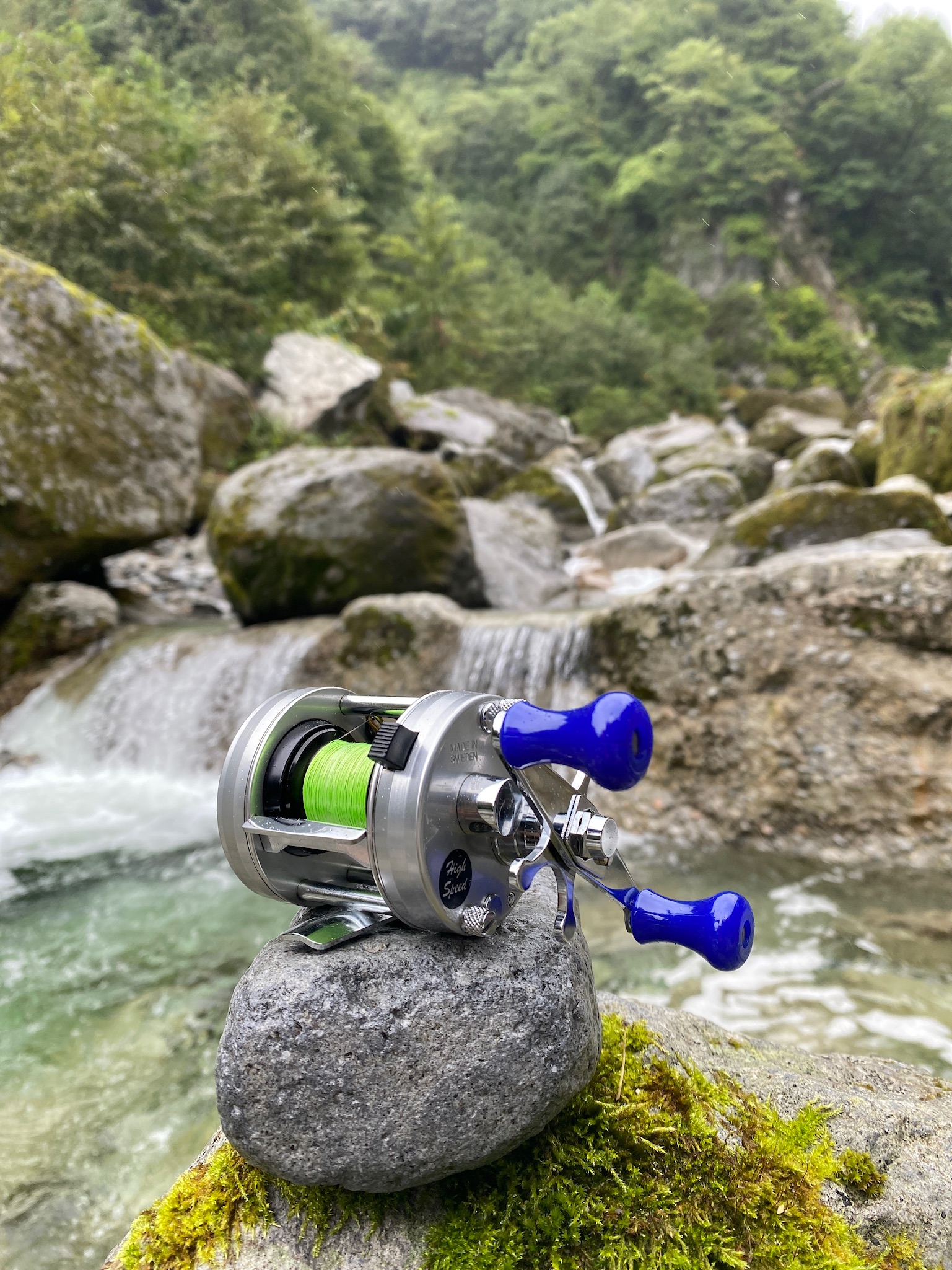 リールのオーバーホール作業のイメージ