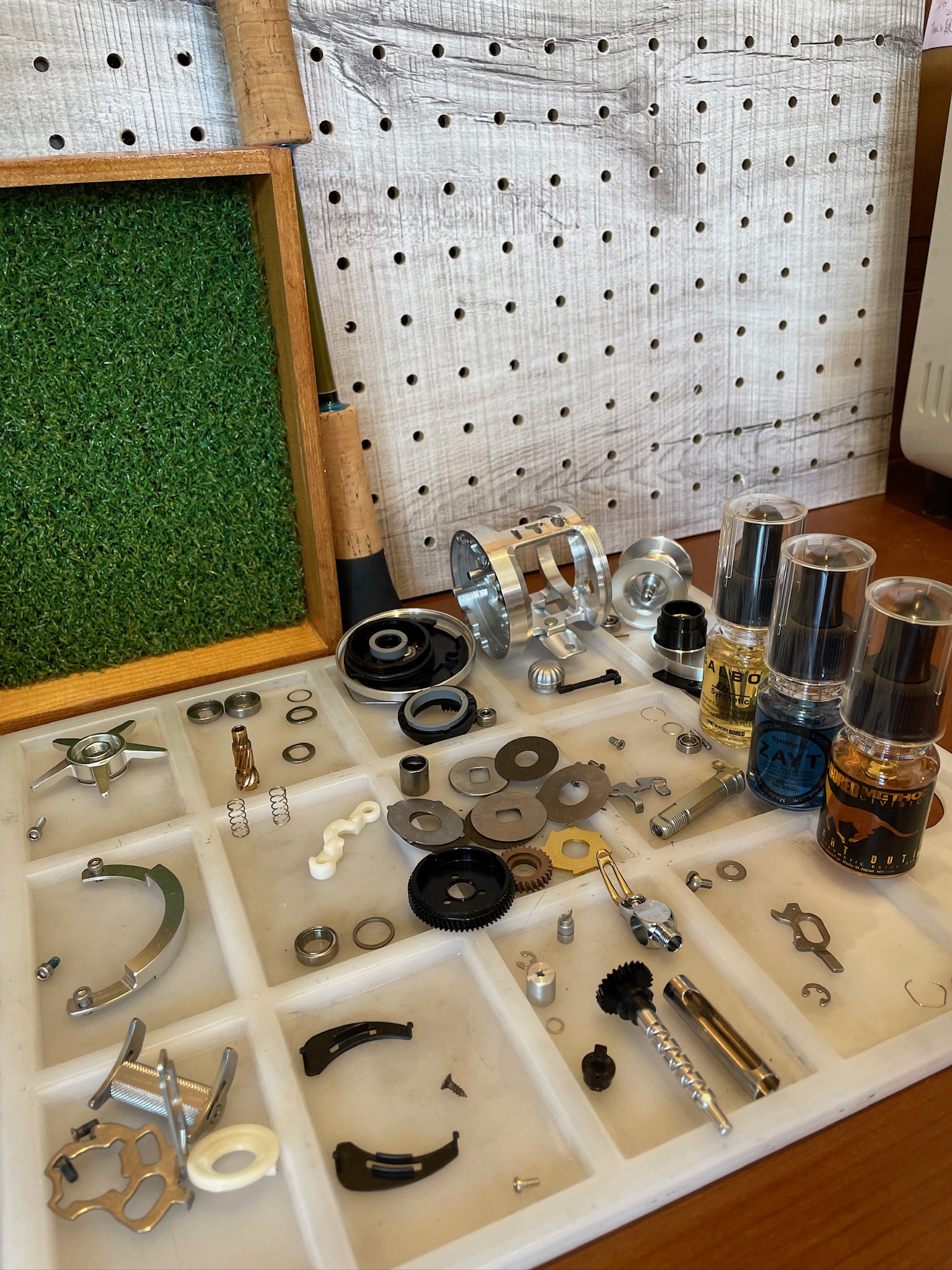 リールのオーバーホール作業のイメージ